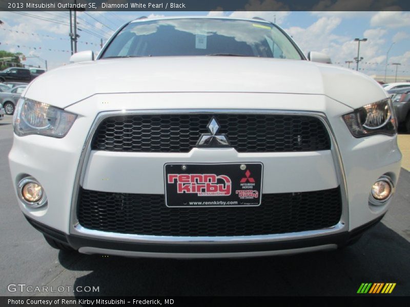 Diamond White Pearl / Black 2013 Mitsubishi Outlander SE