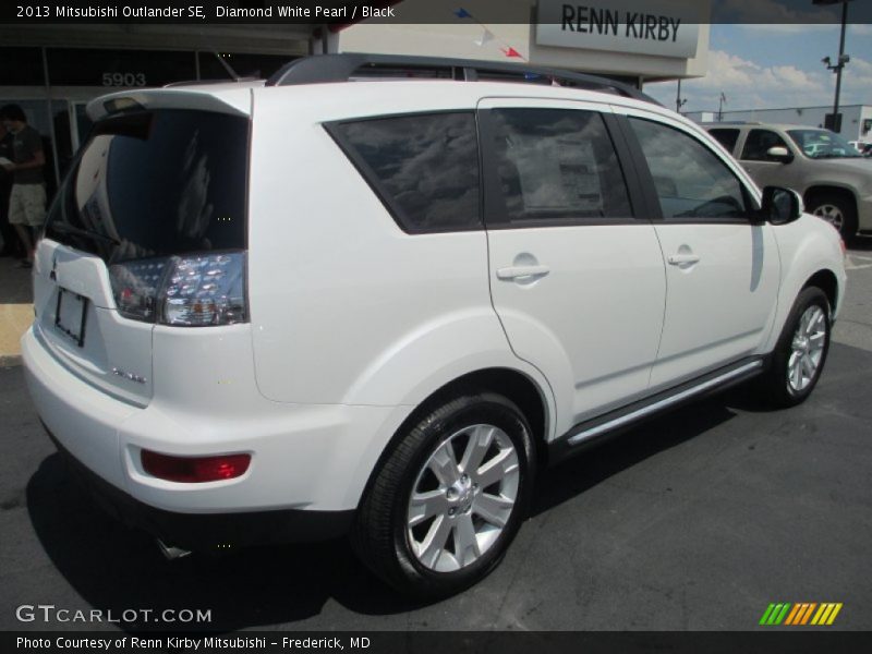 Diamond White Pearl / Black 2013 Mitsubishi Outlander SE