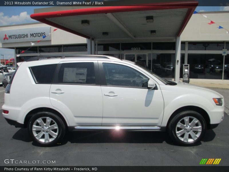 Diamond White Pearl / Black 2013 Mitsubishi Outlander SE