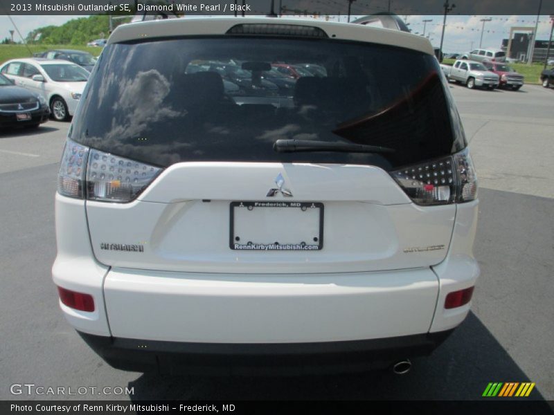 Diamond White Pearl / Black 2013 Mitsubishi Outlander SE