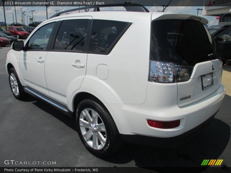 Diamond White Pearl / Black 2013 Mitsubishi Outlander SE