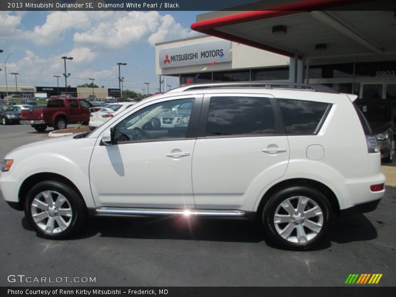 Diamond White Pearl / Black 2013 Mitsubishi Outlander SE