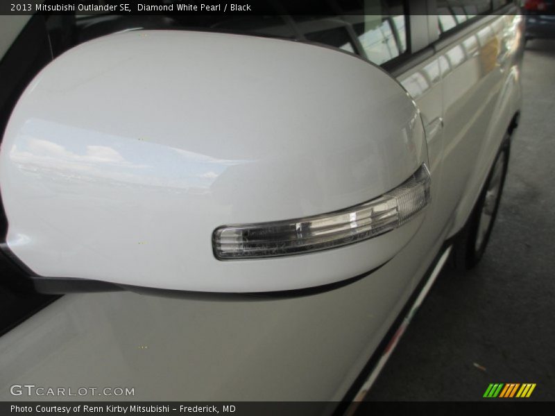 Diamond White Pearl / Black 2013 Mitsubishi Outlander SE