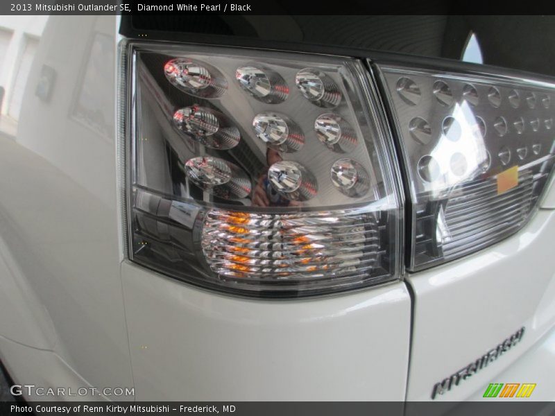 Diamond White Pearl / Black 2013 Mitsubishi Outlander SE