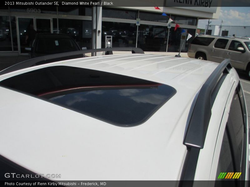 Diamond White Pearl / Black 2013 Mitsubishi Outlander SE