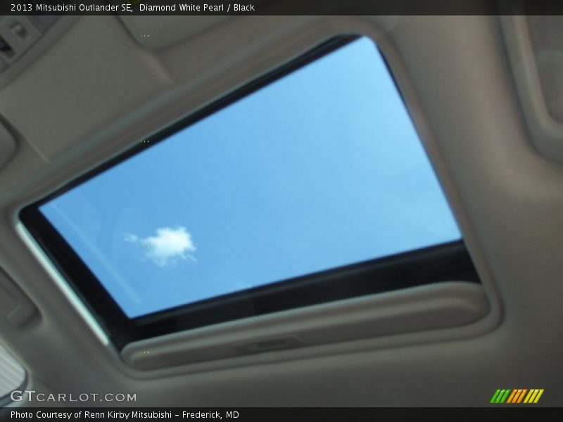 Diamond White Pearl / Black 2013 Mitsubishi Outlander SE