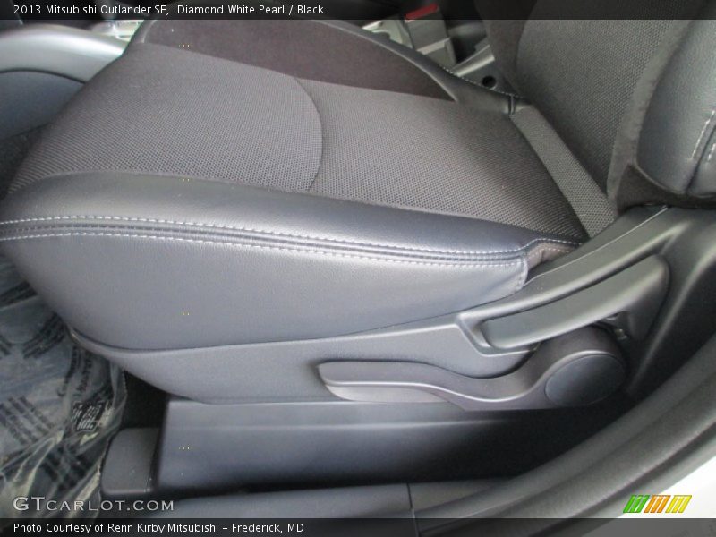 Diamond White Pearl / Black 2013 Mitsubishi Outlander SE