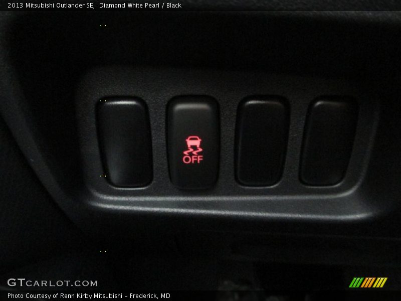 Diamond White Pearl / Black 2013 Mitsubishi Outlander SE