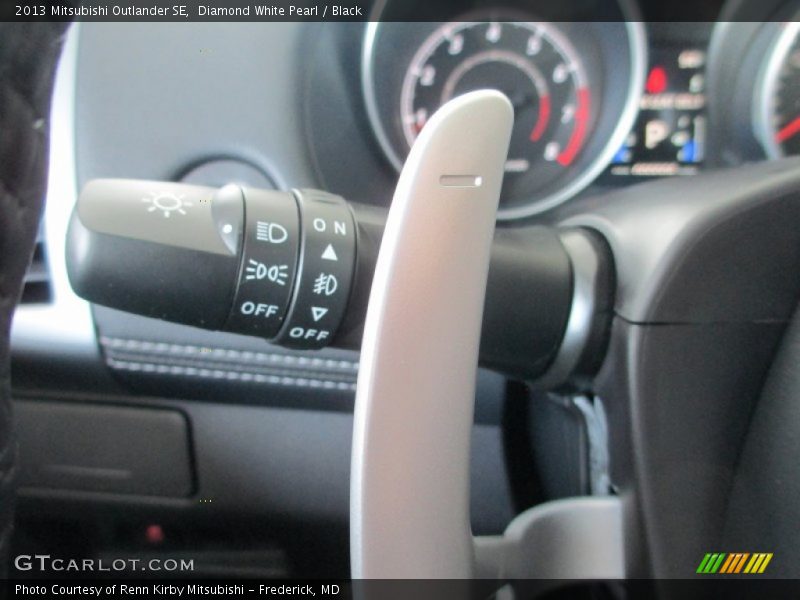 Diamond White Pearl / Black 2013 Mitsubishi Outlander SE