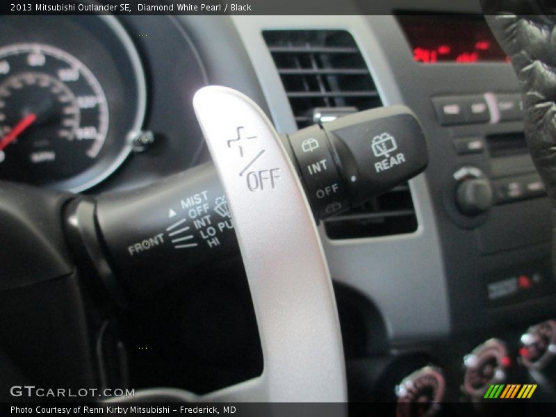 Diamond White Pearl / Black 2013 Mitsubishi Outlander SE