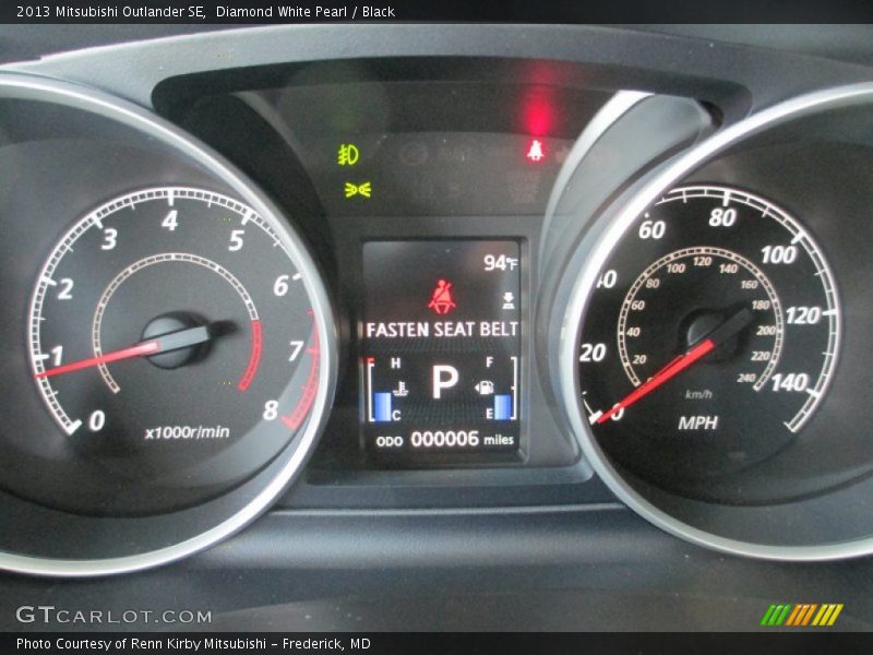 Diamond White Pearl / Black 2013 Mitsubishi Outlander SE