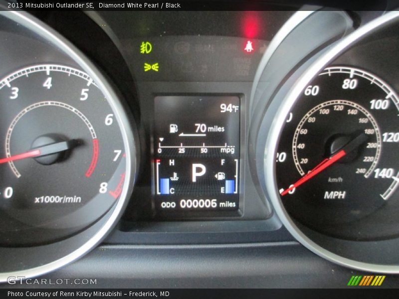 Diamond White Pearl / Black 2013 Mitsubishi Outlander SE