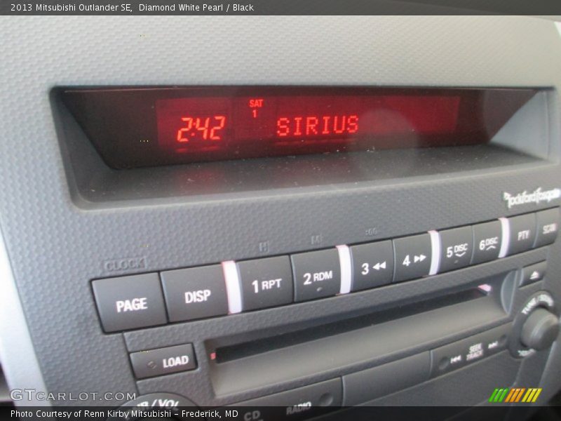 Diamond White Pearl / Black 2013 Mitsubishi Outlander SE