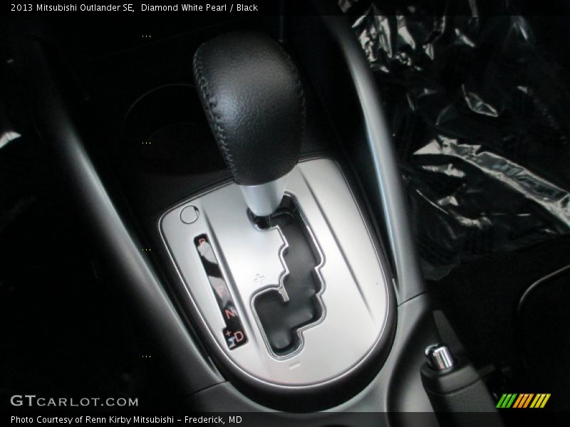 Diamond White Pearl / Black 2013 Mitsubishi Outlander SE