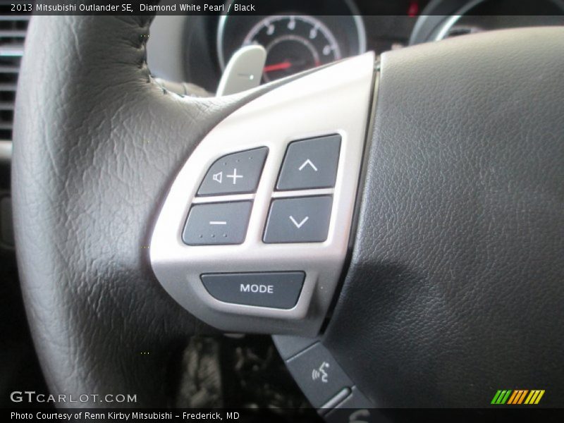 Diamond White Pearl / Black 2013 Mitsubishi Outlander SE