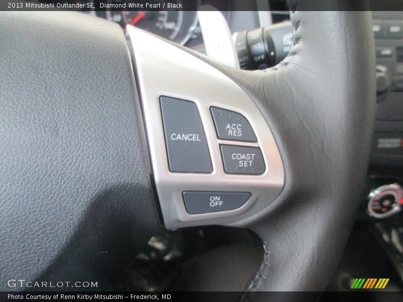 Diamond White Pearl / Black 2013 Mitsubishi Outlander SE