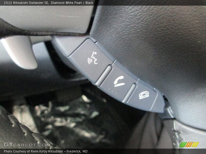 Diamond White Pearl / Black 2013 Mitsubishi Outlander SE