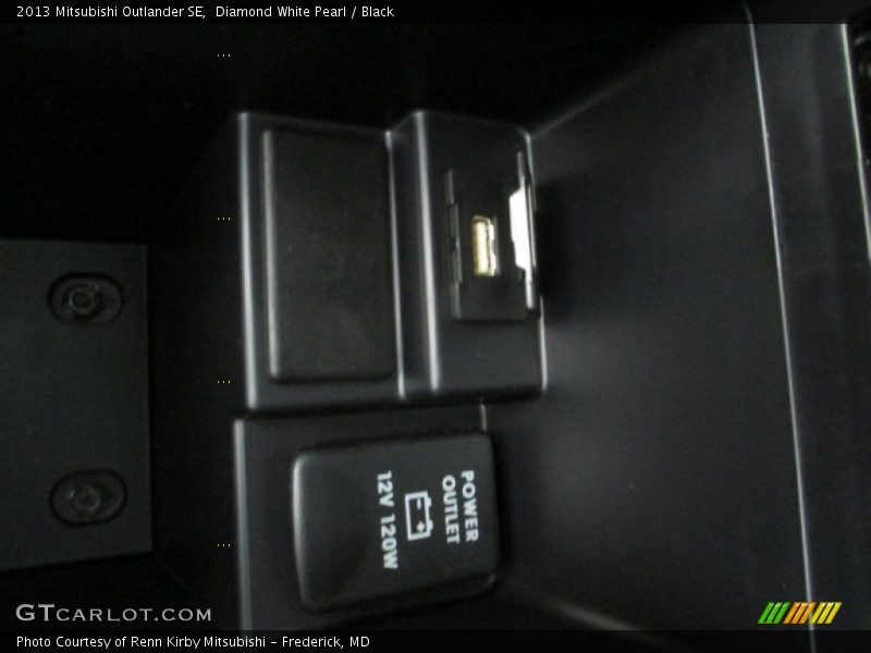 Diamond White Pearl / Black 2013 Mitsubishi Outlander SE