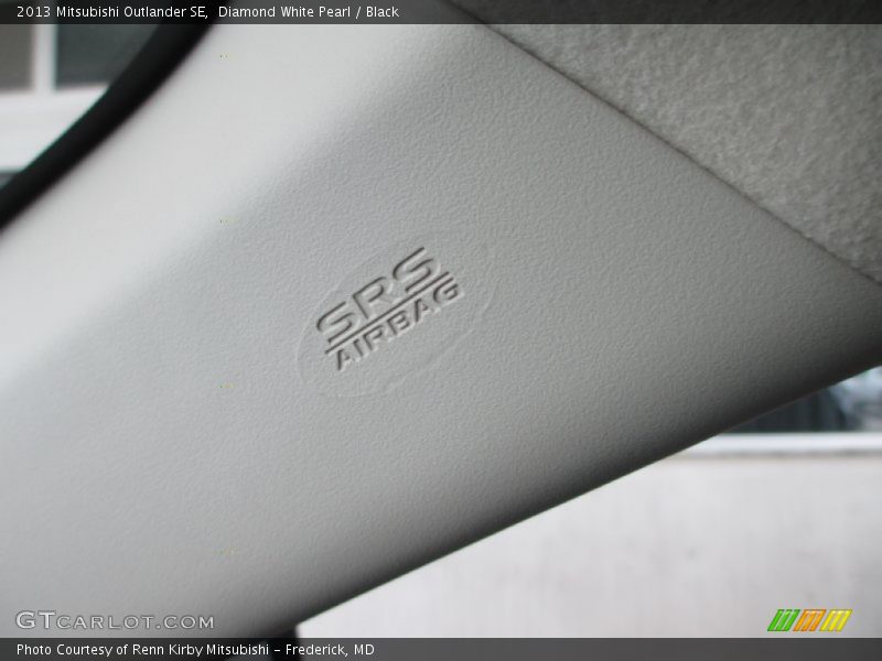 Diamond White Pearl / Black 2013 Mitsubishi Outlander SE