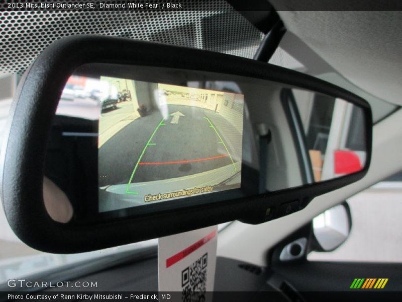 Diamond White Pearl / Black 2013 Mitsubishi Outlander SE