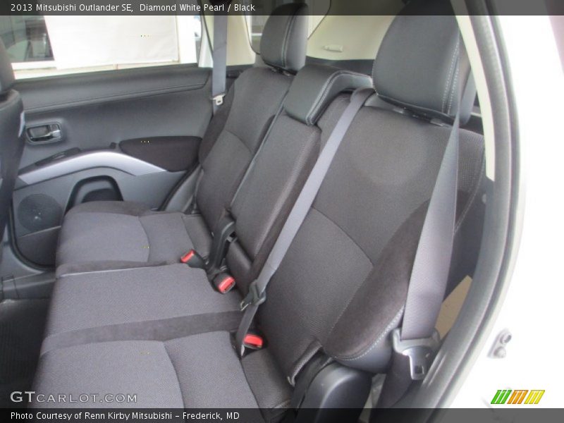 Diamond White Pearl / Black 2013 Mitsubishi Outlander SE