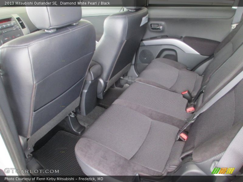 Diamond White Pearl / Black 2013 Mitsubishi Outlander SE