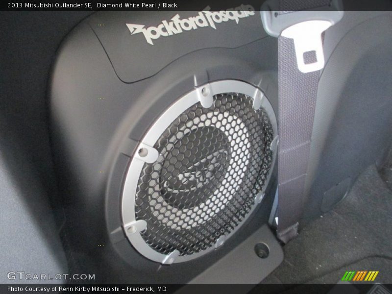 Diamond White Pearl / Black 2013 Mitsubishi Outlander SE
