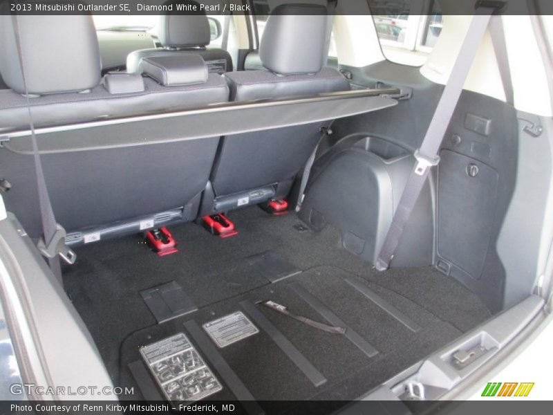 Diamond White Pearl / Black 2013 Mitsubishi Outlander SE