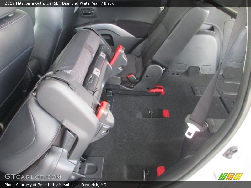 Diamond White Pearl / Black 2013 Mitsubishi Outlander SE