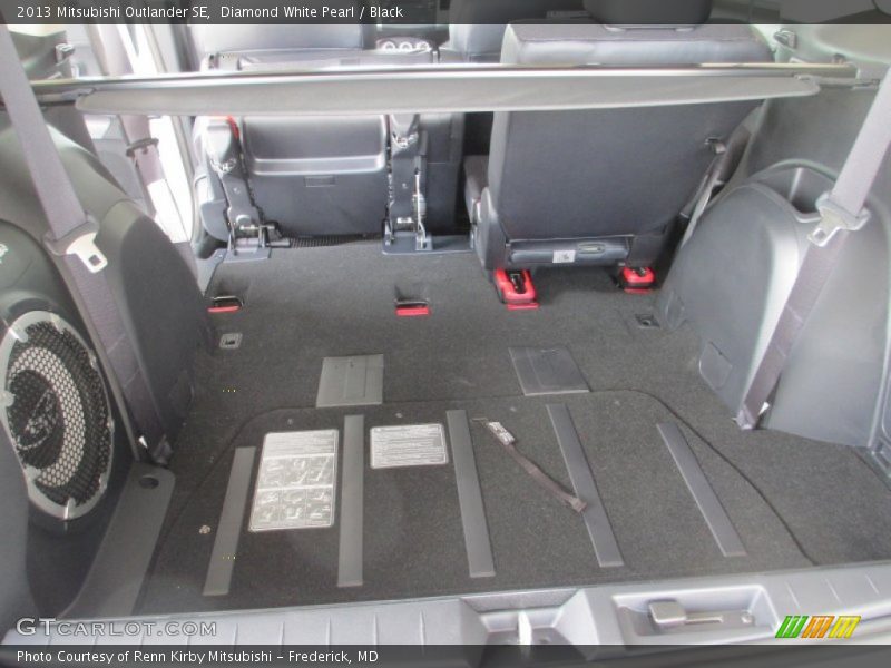 Diamond White Pearl / Black 2013 Mitsubishi Outlander SE