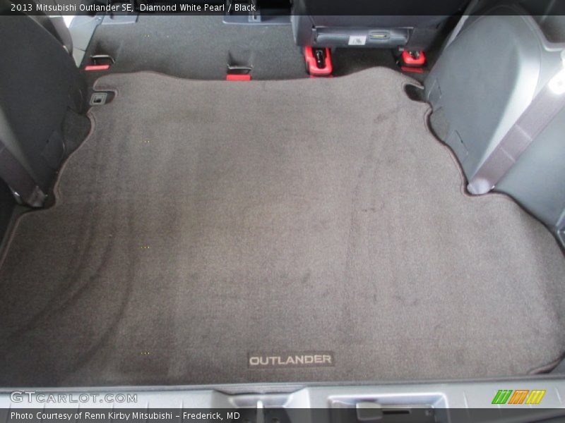 Diamond White Pearl / Black 2013 Mitsubishi Outlander SE