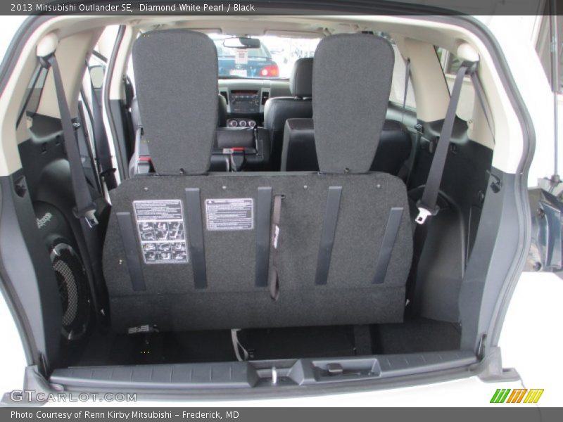 Diamond White Pearl / Black 2013 Mitsubishi Outlander SE