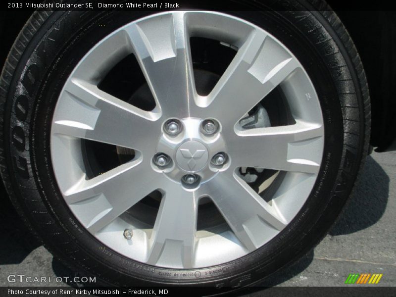 Diamond White Pearl / Black 2013 Mitsubishi Outlander SE