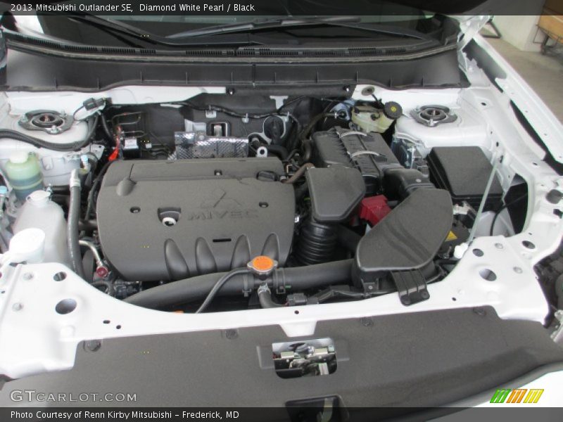 Diamond White Pearl / Black 2013 Mitsubishi Outlander SE