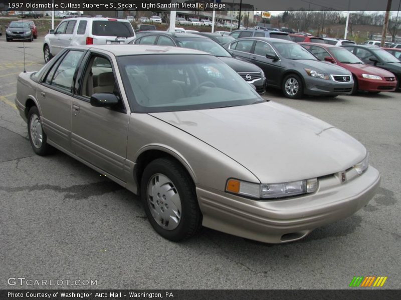 Light Sandrift Metallic / Beige 1997 Oldsmobile Cutlass Supreme SL Sedan