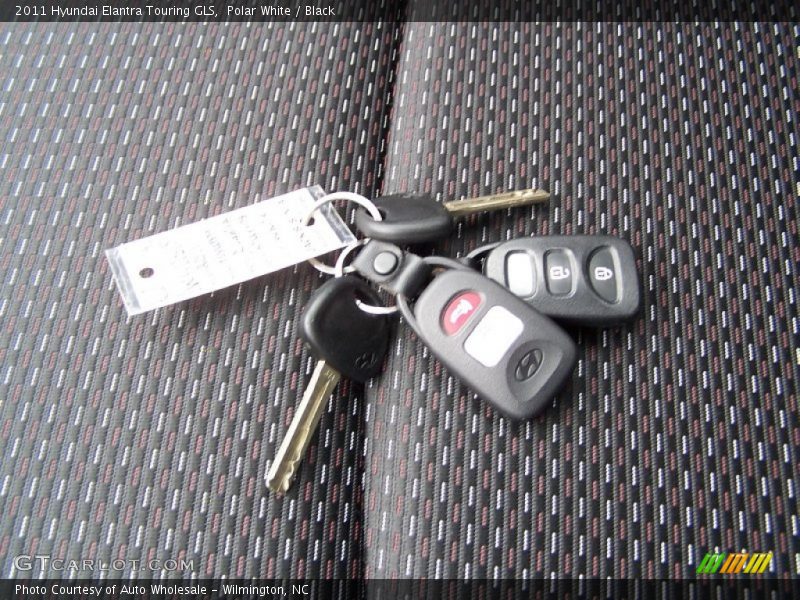 Polar White / Black 2011 Hyundai Elantra Touring GLS