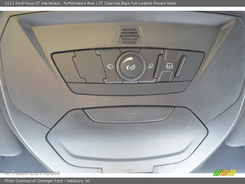 Controls of 2013 Focus ST Hatchback