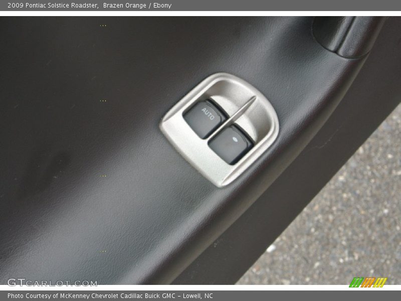 Controls of 2009 Solstice Roadster