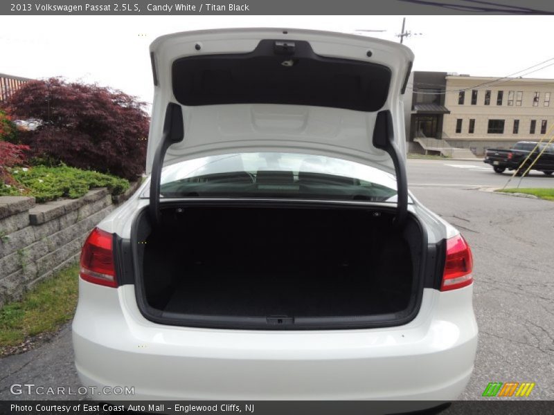 Candy White / Titan Black 2013 Volkswagen Passat 2.5L S