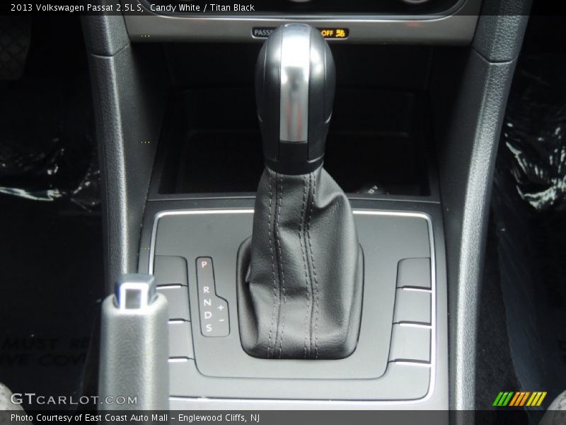 Candy White / Titan Black 2013 Volkswagen Passat 2.5L S