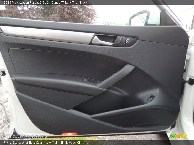 Candy White / Titan Black 2013 Volkswagen Passat 2.5L S