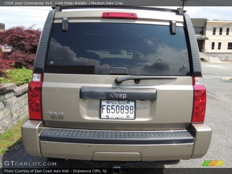 Light Khaki Metallic / Medium Slate Gray 2006 Jeep Commander 4x4
