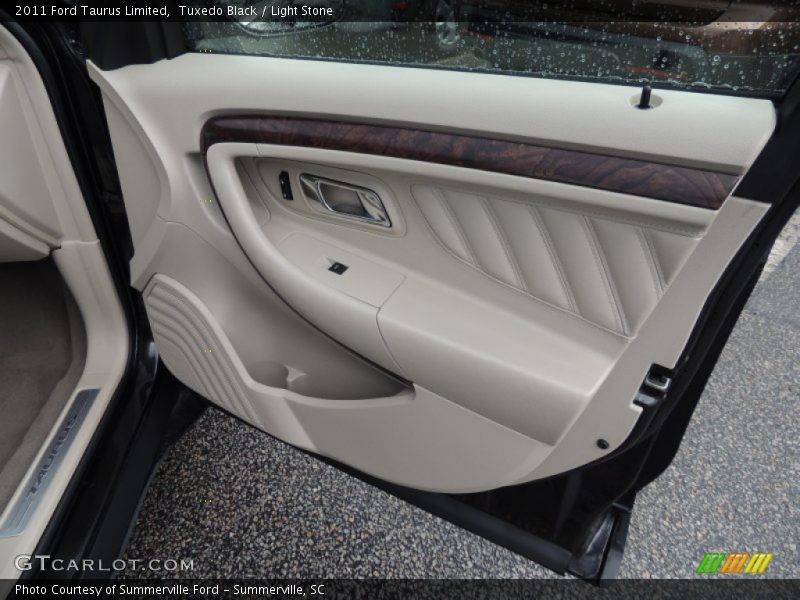 Tuxedo Black / Light Stone 2011 Ford Taurus Limited