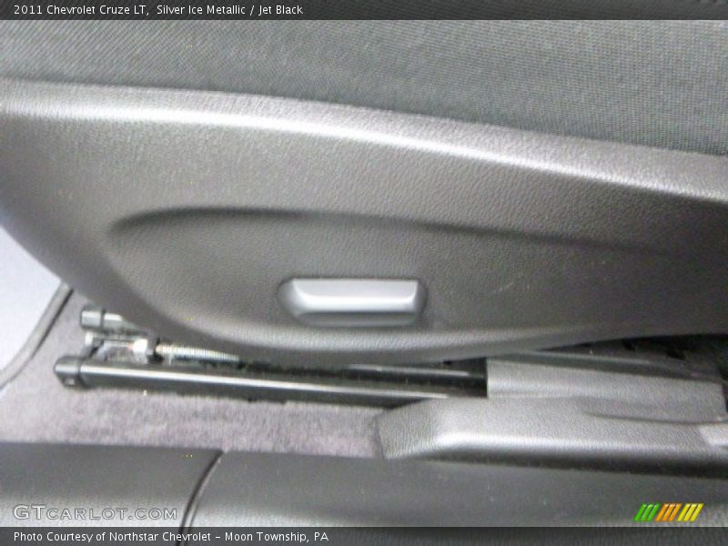 Silver Ice Metallic / Jet Black 2011 Chevrolet Cruze LT