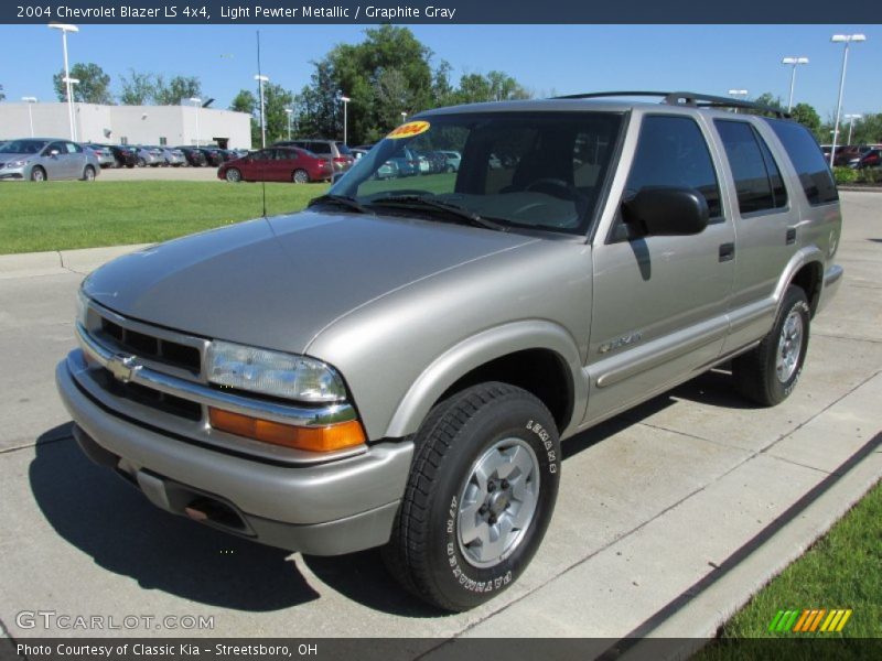 Front 3/4 View of 2004 Blazer LS 4x4