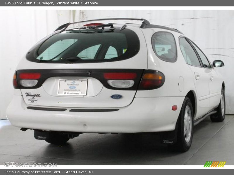 Vibrant White / Graphite 1996 Ford Taurus GL Wagon