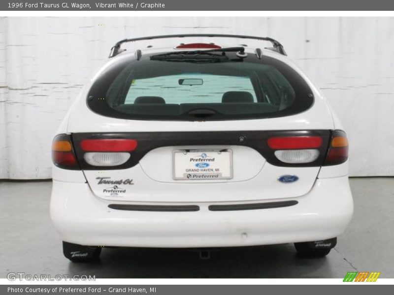 Vibrant White / Graphite 1996 Ford Taurus GL Wagon