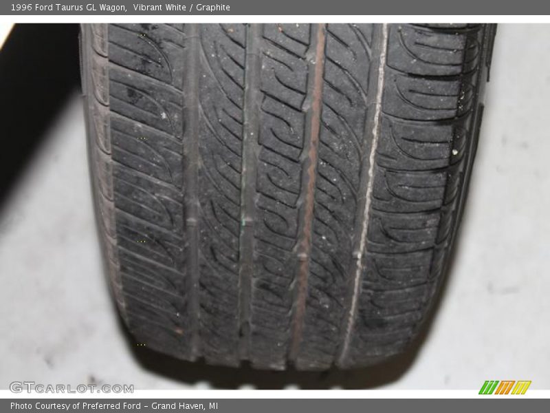 Vibrant White / Graphite 1996 Ford Taurus GL Wagon