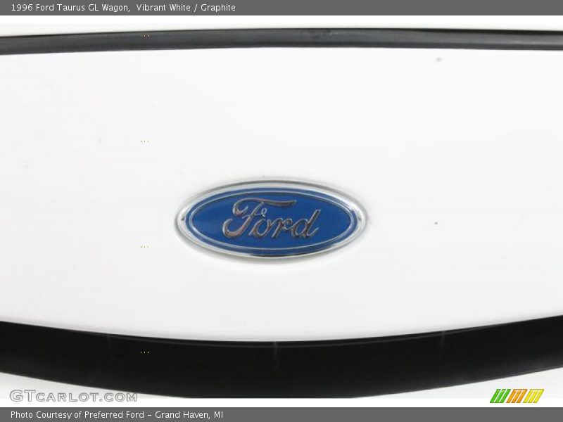 Vibrant White / Graphite 1996 Ford Taurus GL Wagon