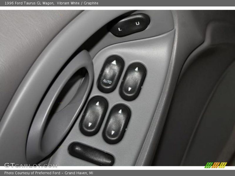 Vibrant White / Graphite 1996 Ford Taurus GL Wagon